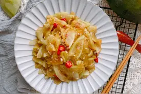 西瓜皮别再扔了用它做菜，清爽脆嫩好吃有营养，免费的食材别浪费图片