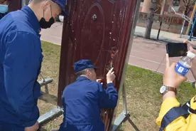 破拆防盗门用大力就行？消防员：没那么简单图片