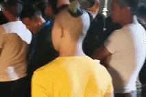搞笑GIF：?我只想这样静静的看着你。看着你图片
