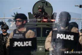 坐拥1100辆军方装甲车！美国警察武力强大，对待民众就像占领军图片