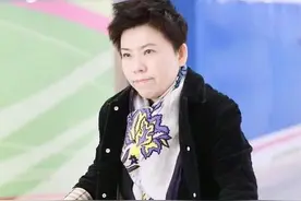 邓亚萍个子不高却很会打扮，奶奶款外套配花围巾，低调中不乏亮点图片