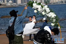 【山东战“疫”好作品】青岛海滨：婚纱外拍复工忙图片
