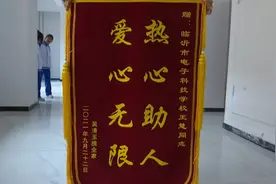 热心老师伸援手救助摔倒老人图片