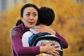 演员杨童舒孩子都11岁了，孩子生父却始终没公开，深受谣言困扰图片