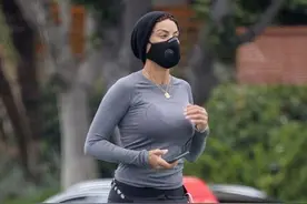 妮可·墨菲穿弹力衣搭骑行短裤，健美风爆棚，完美型体一点不显老图片