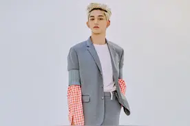《跑男》LUCAS 黄旭熙身穿Burberry 2020 春夏系列图片