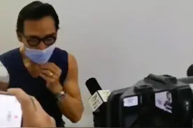 56岁郑浩南康复出院！现场满是媒体阵仗大，仍不见小13岁娇妻图片