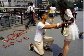 男子天桥求婚，女孩说的一句话彻底将男孩击败！网友：不要也罢图片
