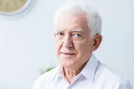 75岁老人：晚年之后，去姐弟家走一圈，发现人老了之后实在很可怜图片