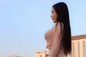时尚街拍气质大姐姐，穿浅色连体衣，网友勾勒曲线美图片
