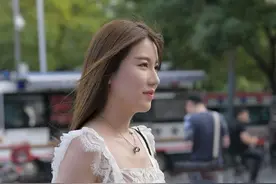 街拍：性感蕾丝连衣裙，好身材秀出来，让人目不转睛图片
