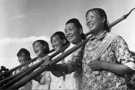 1960年代战天斗地的河南人，拍《李双双》张瑞芳和姑娘们成了朋友图片