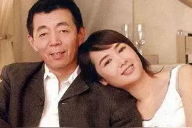 长得丑却娶了漂亮老婆的6位男星，前几位很幸福，最后2位已离婚图片