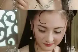 想当初真是瞎了眼放着美女不看，把猴子上蹿下跳看得目不转睛图片