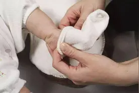 为什么小婴儿总喜欢“拽袜子”？不是因为热，这些原因爸妈要清楚图片