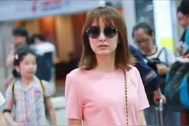 路人镜头下的吴昕太真实，粉裙配金链包包超土气，小粗腿没得P了图片