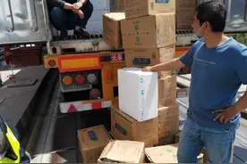清嘉所总寨收费站“火眼金睛”辨绿通图片