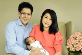 郭晶晶一家五口罕见同框，三胎小女也露面，大儿子紧跟妈妈显乖巧图片