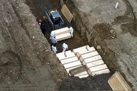 无人机拍下美国在无人荒岛挖坑埋尸，棺材密集排列，埋入狭长土沟图片