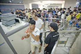 带液体进地铁要不要试喝？关于地铁安检的疑问，看这里图片
