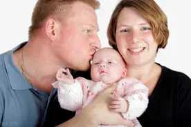 孩子出生后的30天里的护理很重要，夫妻间要互相克制不能感情用事图片