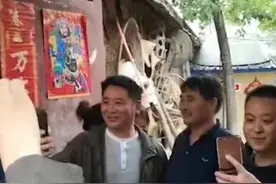 “大衣哥”被曝雇团队炒作自己，只为显得简朴，大衣嫂一脸鄙夷图片