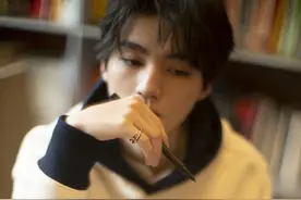 王俊凯和狗狗互动好温柔，白衣卷发显慵懒惬意图片