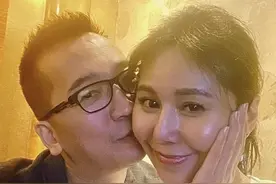 洪晓蕾遭前夫亲吻满脸幸福，离婚四年或复合，前夫与五女共生七娃图片