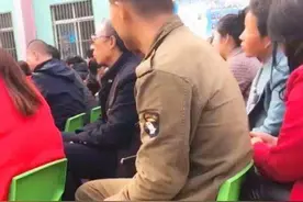 来错地方了吧？爸爸穿工作服开家长会被嘲笑，网友：一点都不好笑图片