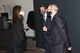 把鞋子当裤子穿！西班牙王后搭配绝了，开会穿长裙身材修长太时髦图片