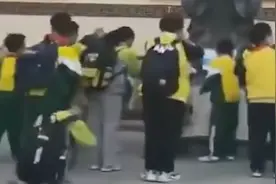 太拼！小学生考前滑跪孔子像：怕考的不好视频封面