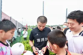 昔日国足最强后翼携手亮相 吴承瑛孙继海沪上受热捧图片