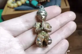 打扫卫生时，在床底下发现前租客留下的物件，这到底是啥啊？图片
