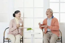 61岁男人：和牌友约会被妻子发现，她却不吵不闹，我该怎么办图片