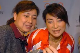 郭晶晶妈妈真节俭！穿衣朴素蹲路边摊买菜，才不顾豪门丈母娘身份图片