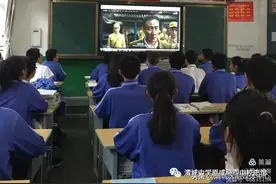 咸阳渭城中学组织师生观看影视剧《我和我的祖国》图片