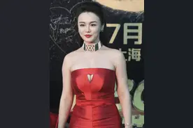 “拳王娇妻”冉莹颖太大胆，抹胸裙挖“小三角”，勒出副乳更性感图片