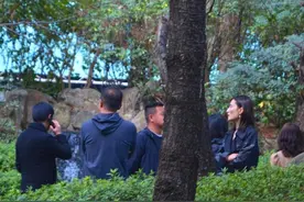 李亚鹏入住自家酒店，小女友陪伴一旁，同款姿势超有默契气场强图片