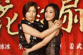 全智贤气质成熟又天真，神情清纯少女，穿大豁口的裙子身材撩人图片