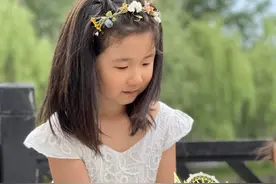 张亮为女儿庆6岁生日，妹妹穿公主裙对着蛋糕许愿，似长发版天天图片