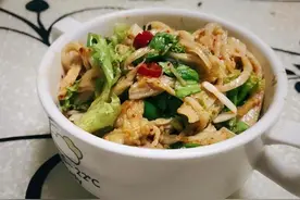 轻油低脂的凉拌手撕鸡胸肉，肉嫩多汁营养丰富，减肥健身好选择图片