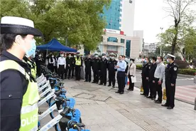 同志们辛苦了！市总工会为执勤交警送祝福送温暖图片