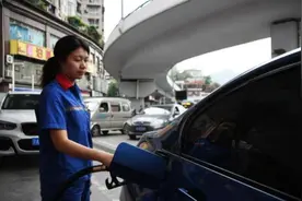 为什么加油站员工工资一般，却很少有人辞职？员工：谁走谁傻图片