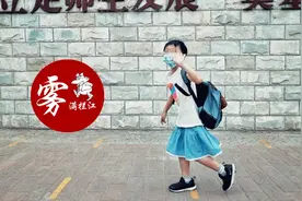 男孩穿裙子，大叔进女浴室，这世界看不懂了图片