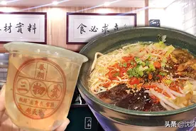 一碗昆明豆花米线10种配菜，毛蔗水是我从未尝过的味道图片