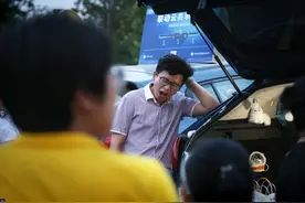 河南小伙摆“连锁地摊”，每小时花12元雇人经营，月收入12000元图片