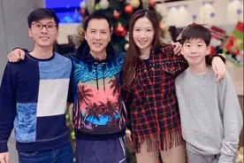 甄子丹罕见公开25岁长子家庭合照，爱秀幸福的汪诗诗意外缺席图片