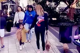 陈冠希女儿陪姑姑逛街一脸严肃，长风衣配小白靴走出秦舒培模特步图片