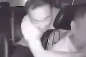 【法治热点早知道】男子乘出租车，行驶途中突然捂住司机的眼睛、鼻子和嘴，并自称“疯子” ，已被刑拘！图片