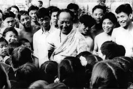 理发师为毛主席刮胡子，一失手弄破脸颊，毛主席此举让其颇感动图片